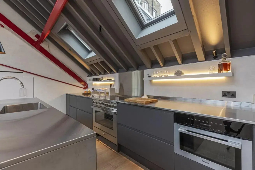 Stylish 2-bed loft apartment near Battersea Park, South London