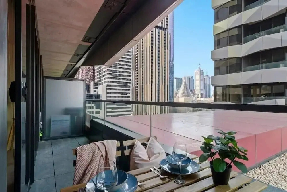 Stylish & Modern 2BR Apt Near Victoria Market