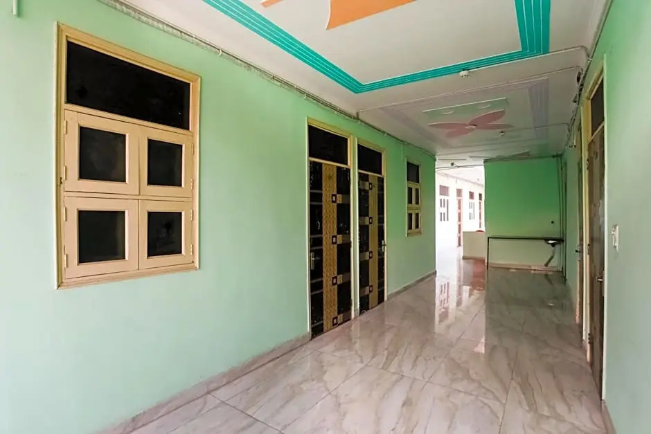 OYO 75131 Bandral Residency