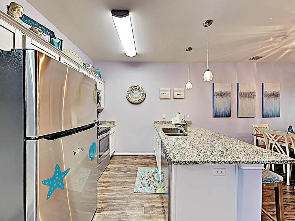 BC207 Beautifully Decorated Townhome, Heated Pool, 1 Minute to Beach
