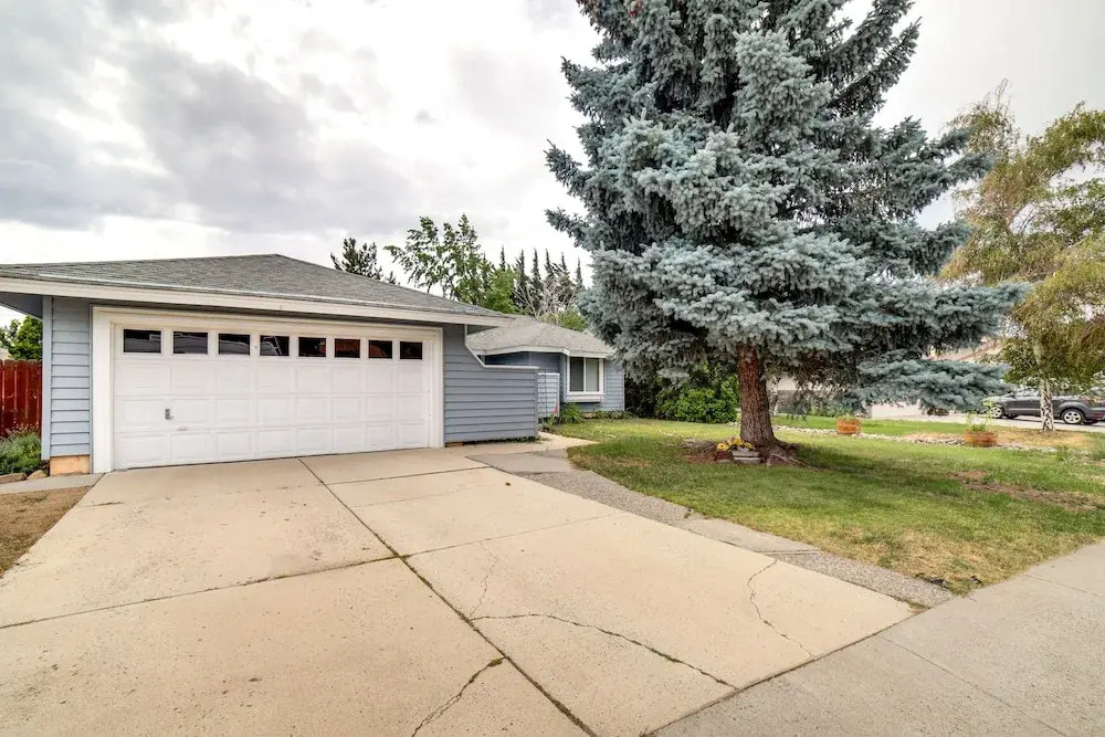 Pet-friendly Home w/ Hot Tub! 6 Mi to Dtwn Reno
