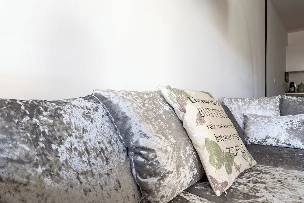 Modern Cozy Kingston Flat, 5 Mins to Train Station