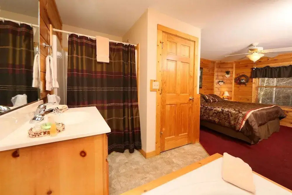 Hugs n Kisses 1 Br cabin by RedAwning
