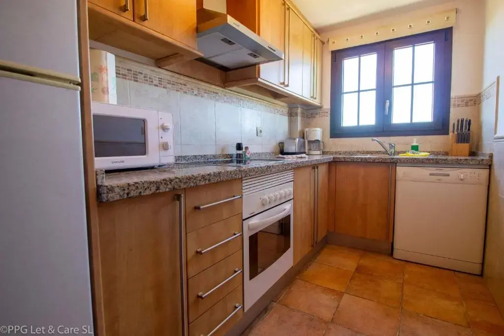 (HAR002) Sea View Apartment 200m to Beach