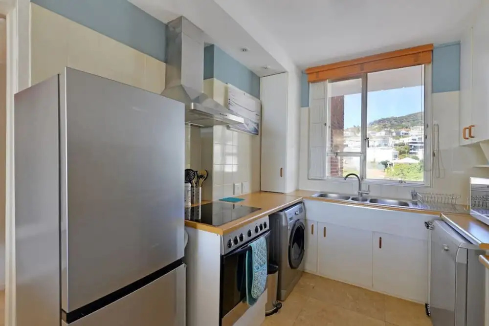 Top-floor 2-bed Beachfront Sunny Camps Bay Views