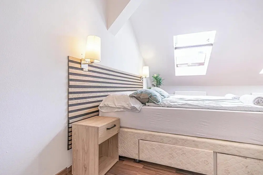 Stylish Private Rooms in 3BR Apartment with Balcony, City Center