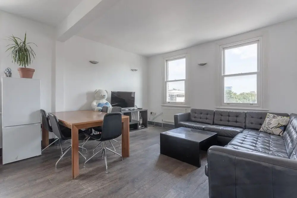 Spacious and Contemporary 3 Bedroom House