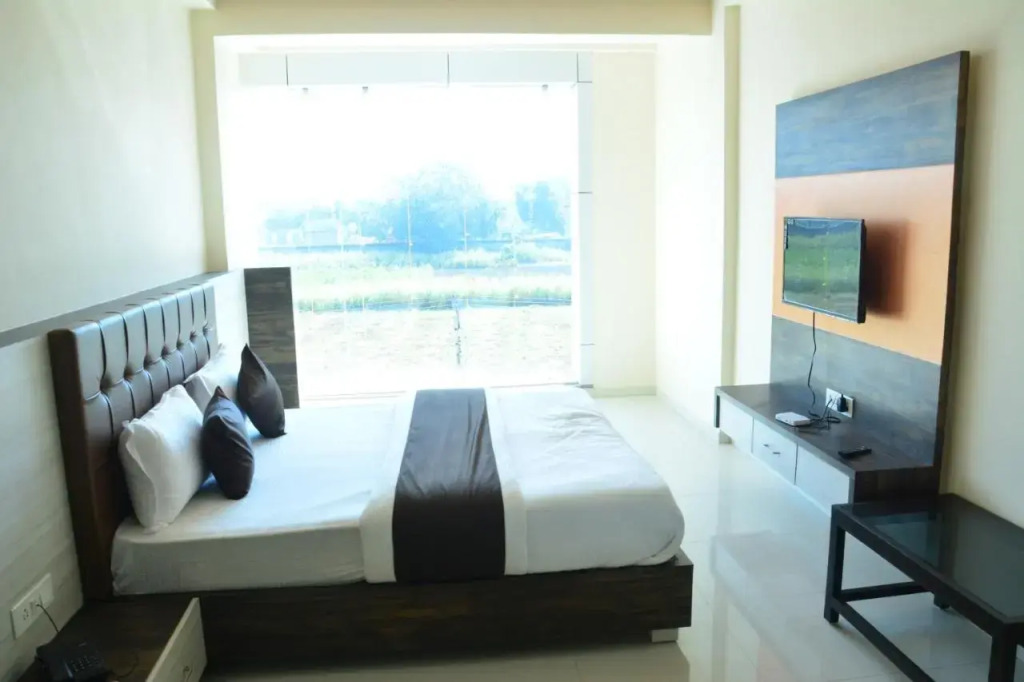 Hotel  Savera Palace