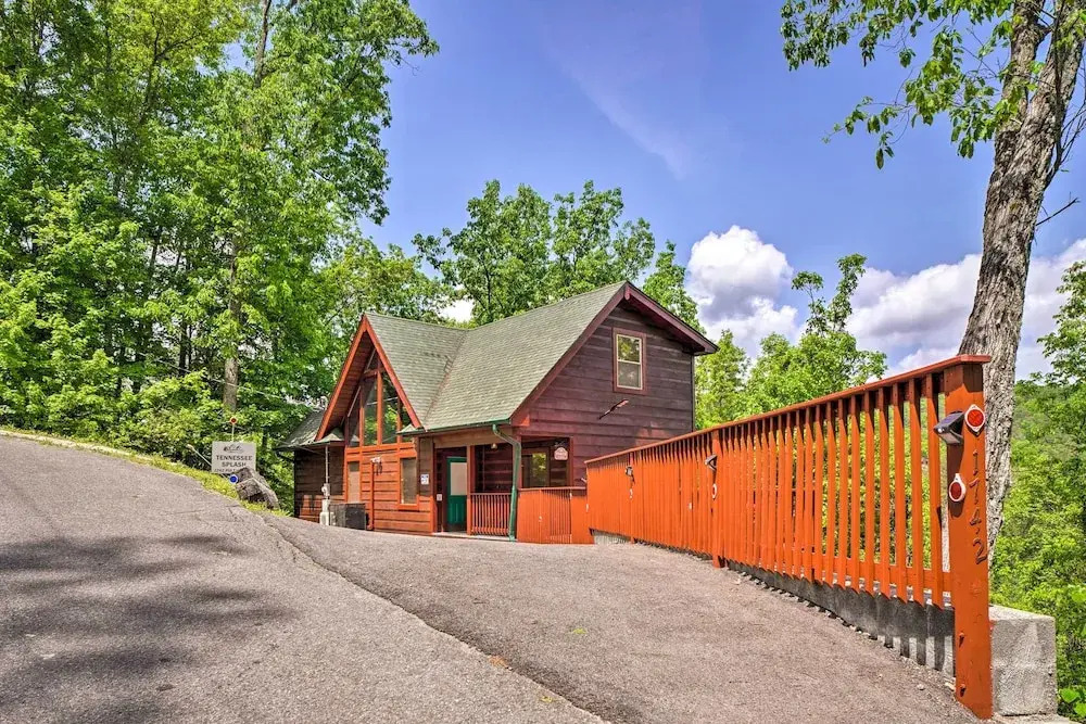 Saltwater Pool & Mtn-view Deck: Pigeon Forge Cabin