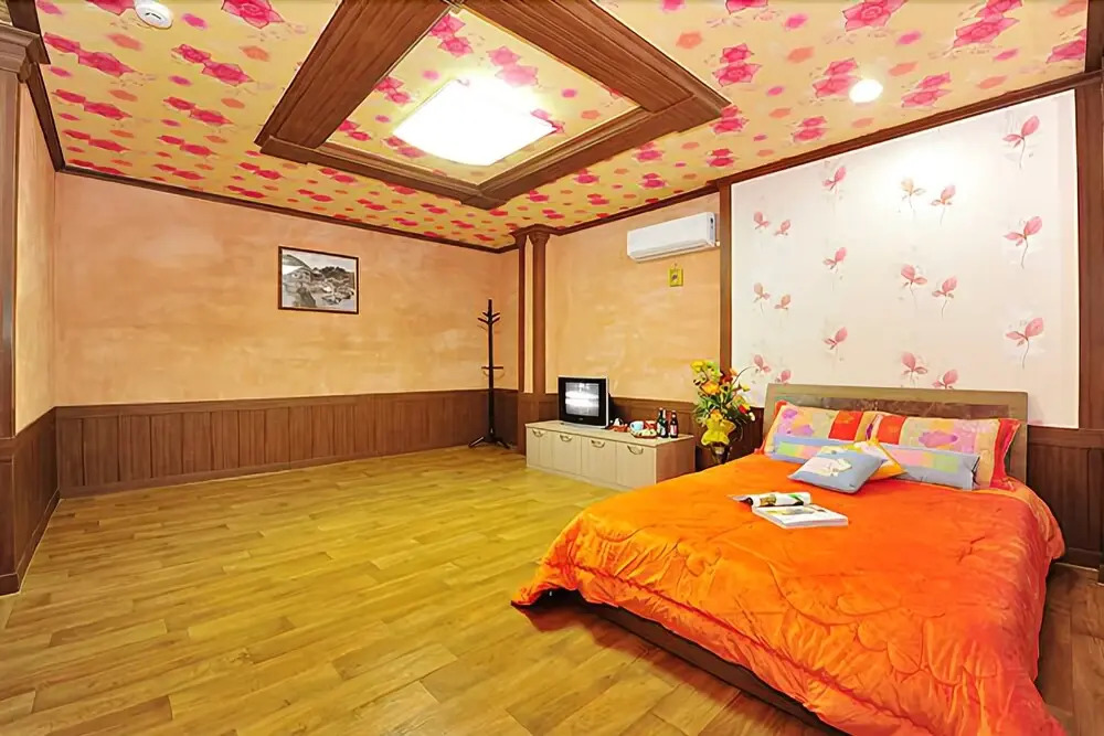 Yeongju Pusoksa Maple Road Pension