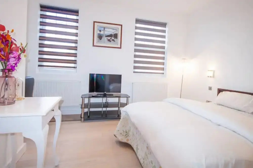 Stunning Split Level Spacious Studio Flat