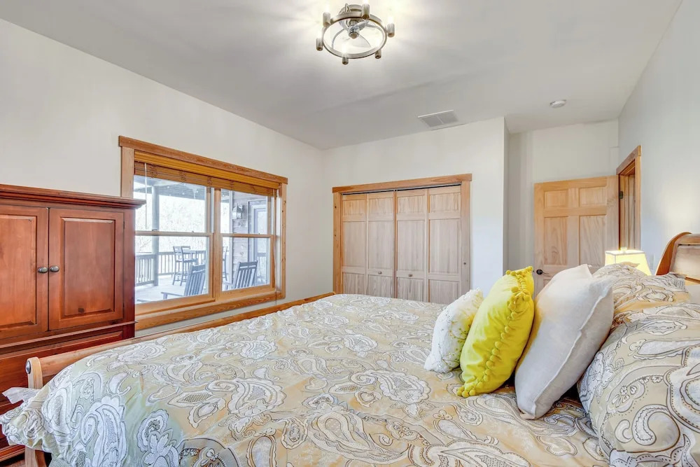 Wooded Cabin: Mtn Views, Hot Tub & 2 Decks!