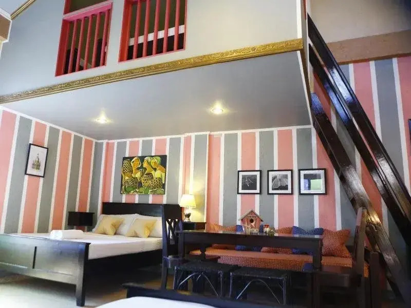 Purple Fountain Inn & Hostel