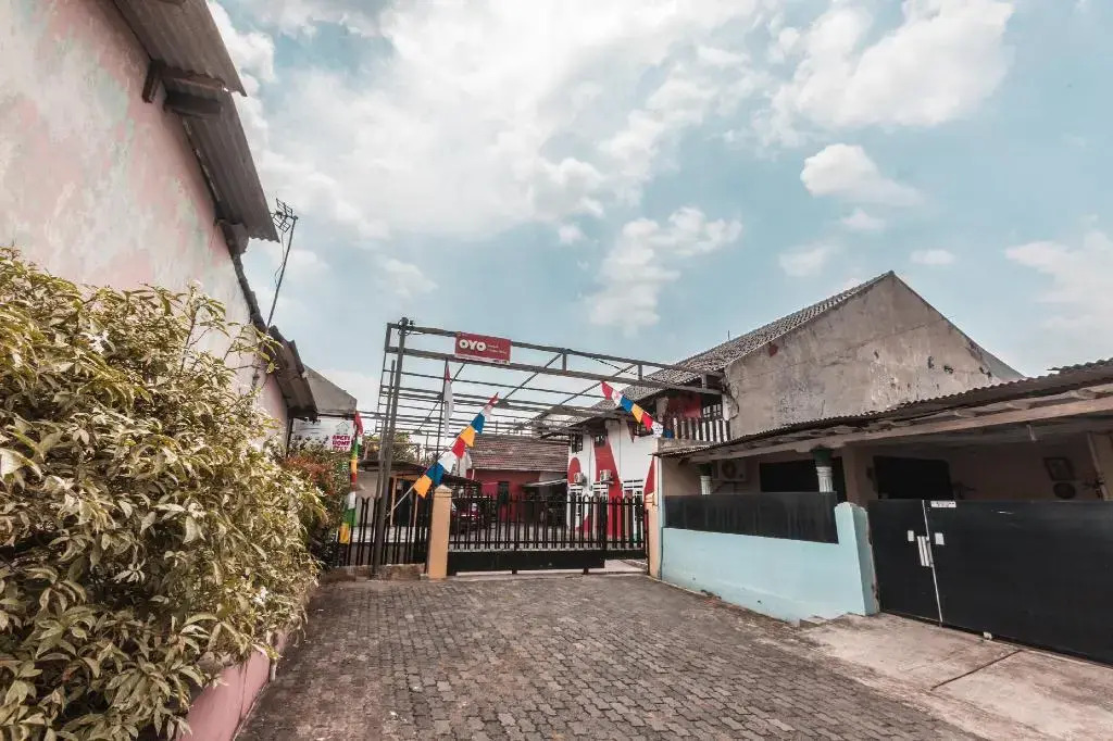 OYO 947 Angel Home Stay Syariah Near Atrium Pondok Gede, Museum Monumen Pancasila, Taman Mini