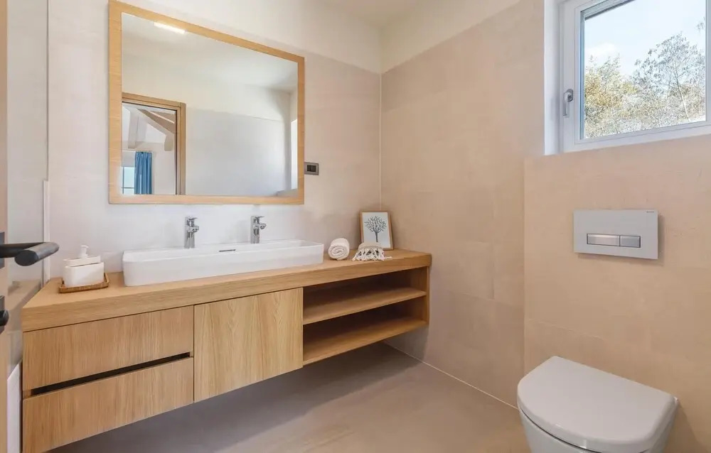 Beautiful Home in Babudri With 5 Bedrooms, Wifi and Outdoor Swimming Pool