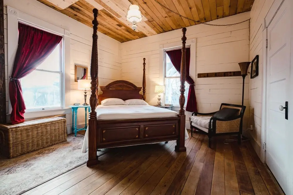 The Gilded Drifter Inn