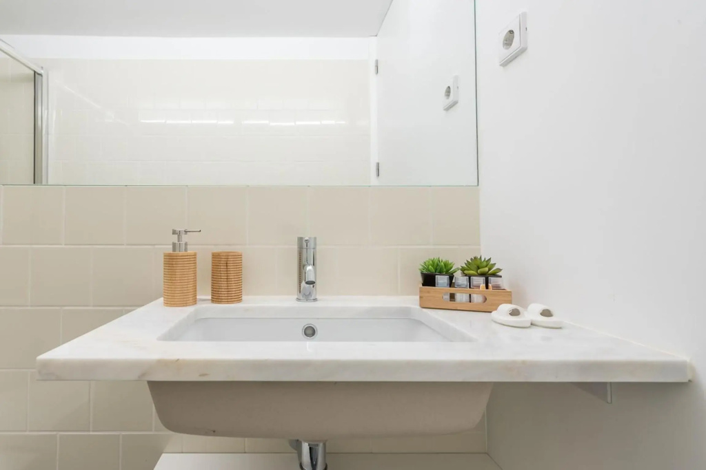 LovelyStay - Porto Windows with AC by central station