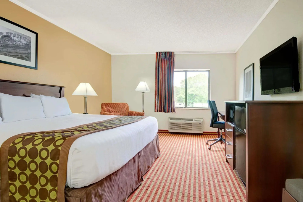 Days Inn and Suites Kansas City South