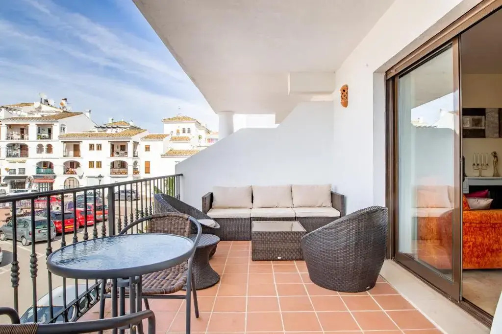 2261-Superb apt on the beach, on Duquesa harbour