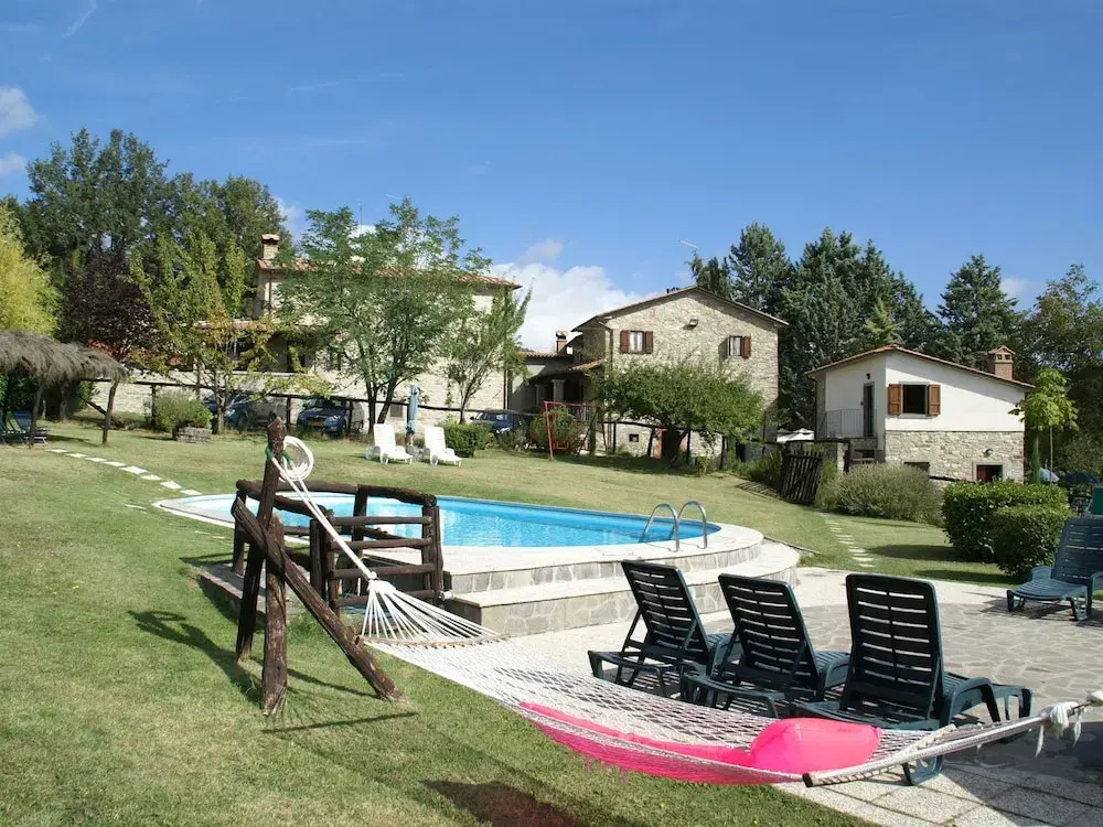 Rustic Apartment in Caprese Michelangelo near Lake