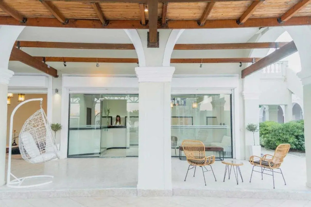 Olive Grove Beachfront Apartments & Suites