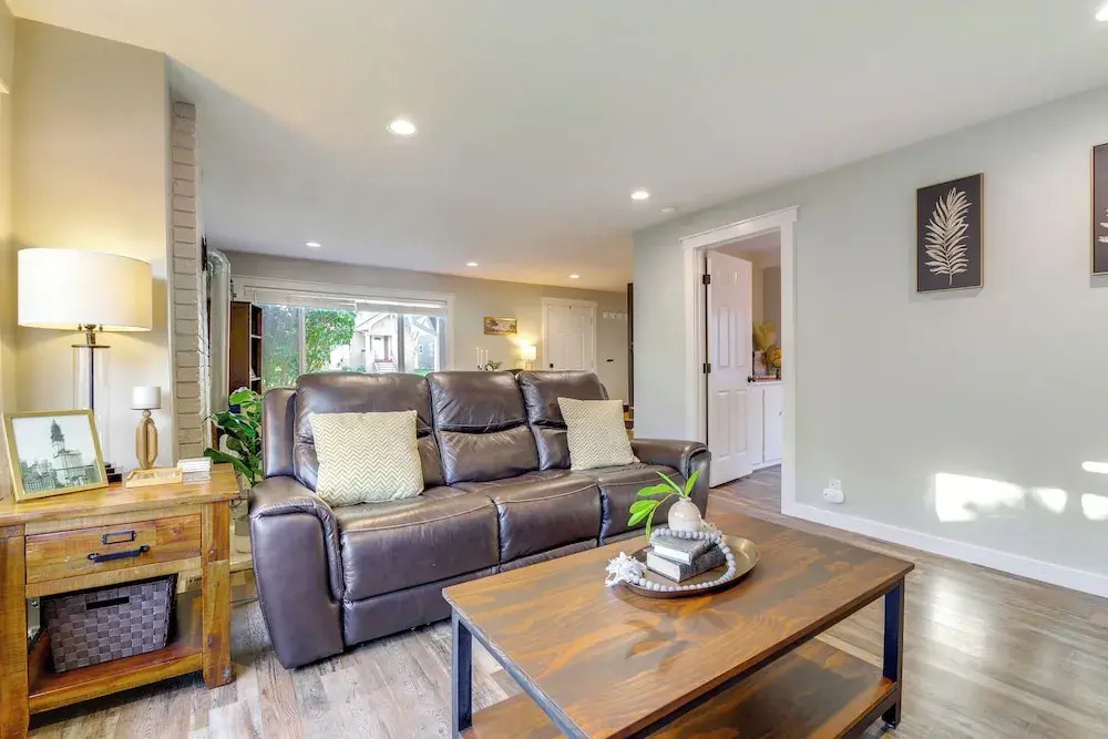 1 Mi to Historic Dtwn: Dog-friendly Everett Home!