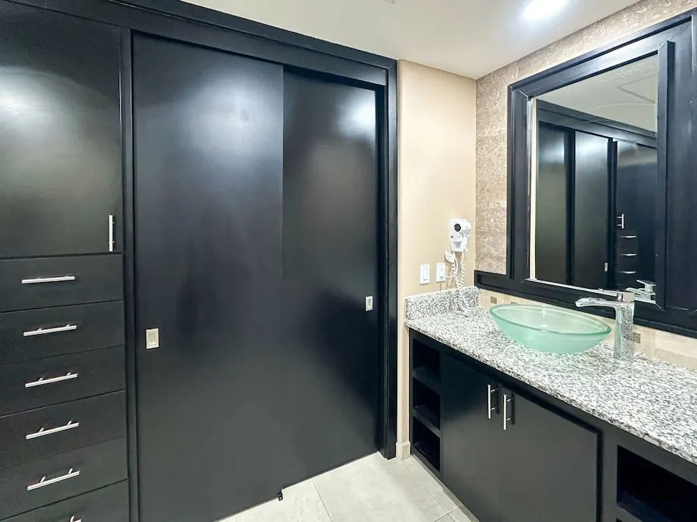 Wake Up Close to the Ocean in This 2BR Condo