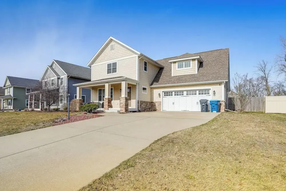 Charming Kalamazoo Home w/ Yard: 1 Mi to Downtown!