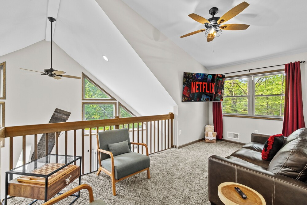Hot Tub & Community Beach: Albrightsville Home!