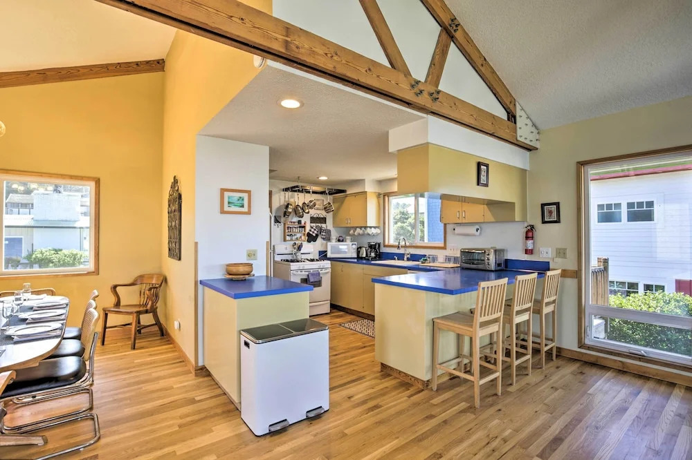 Walk to Beach: Oregon Coast Escape w/ Hot Tub!