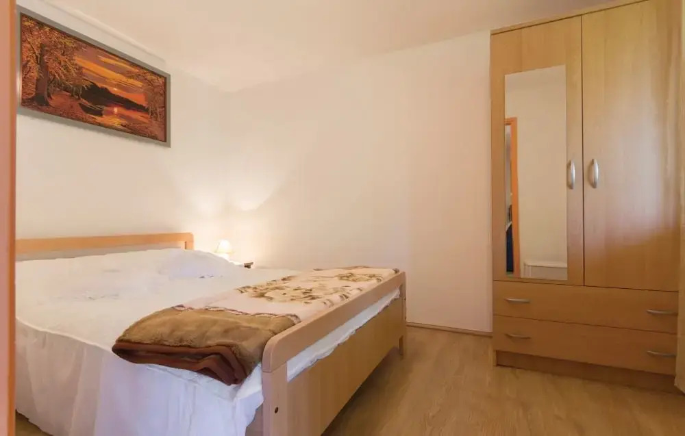 Apartment 758