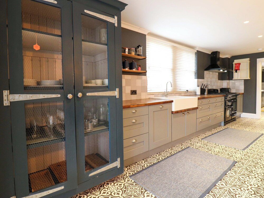 River Haven - River Thames Frontage House