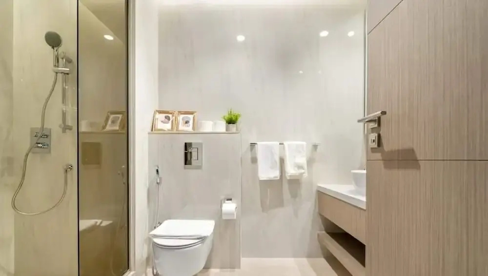 Luxury Living in Peninsula Five With Skyline View and Amazing Pool