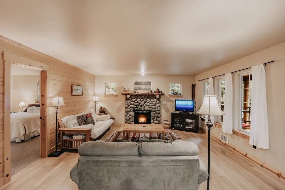 95gs - Hot Tub - Wifi - Pets Ok - Sleeps 4 2 Bedroom Home by RedAwning
