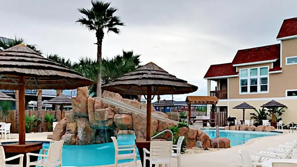 BC403 Fabulous Townhome with Beach Decor, Shared Heated Pool, Garage Access