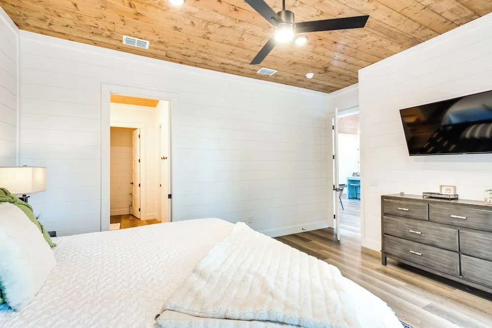 Luxe Broken Bow Cabin: Hot Tub & Outdoor Fireplace