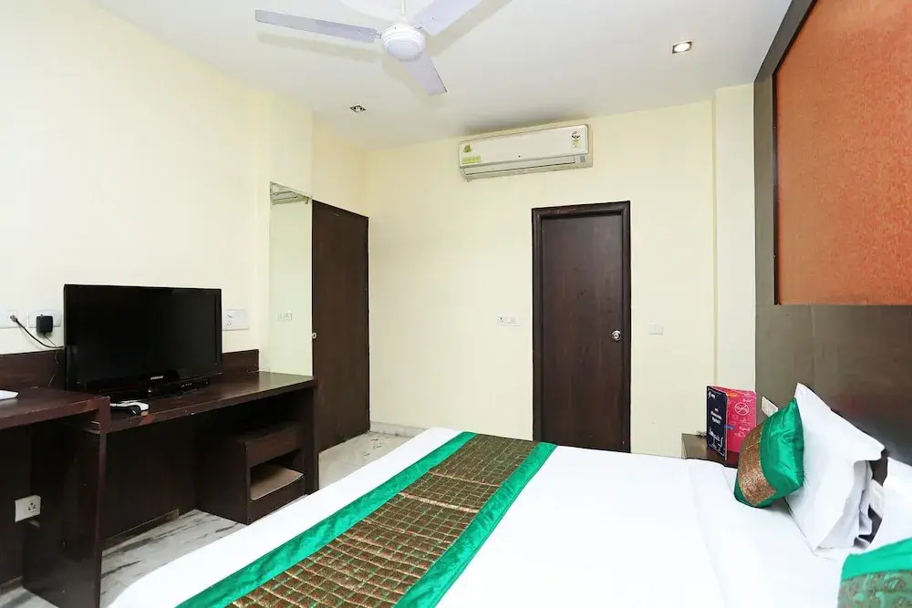 OYO 302 Maple Green