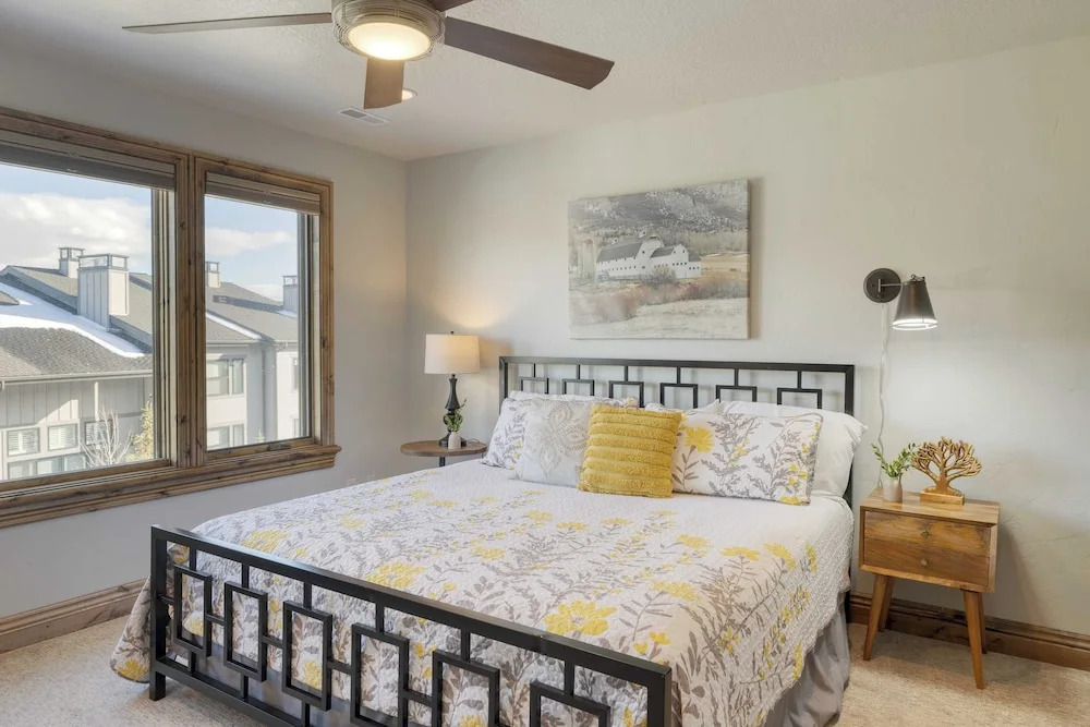 Blue Skies Lakeside Family-friendly Getaway w/ Hot Tub & BBQ