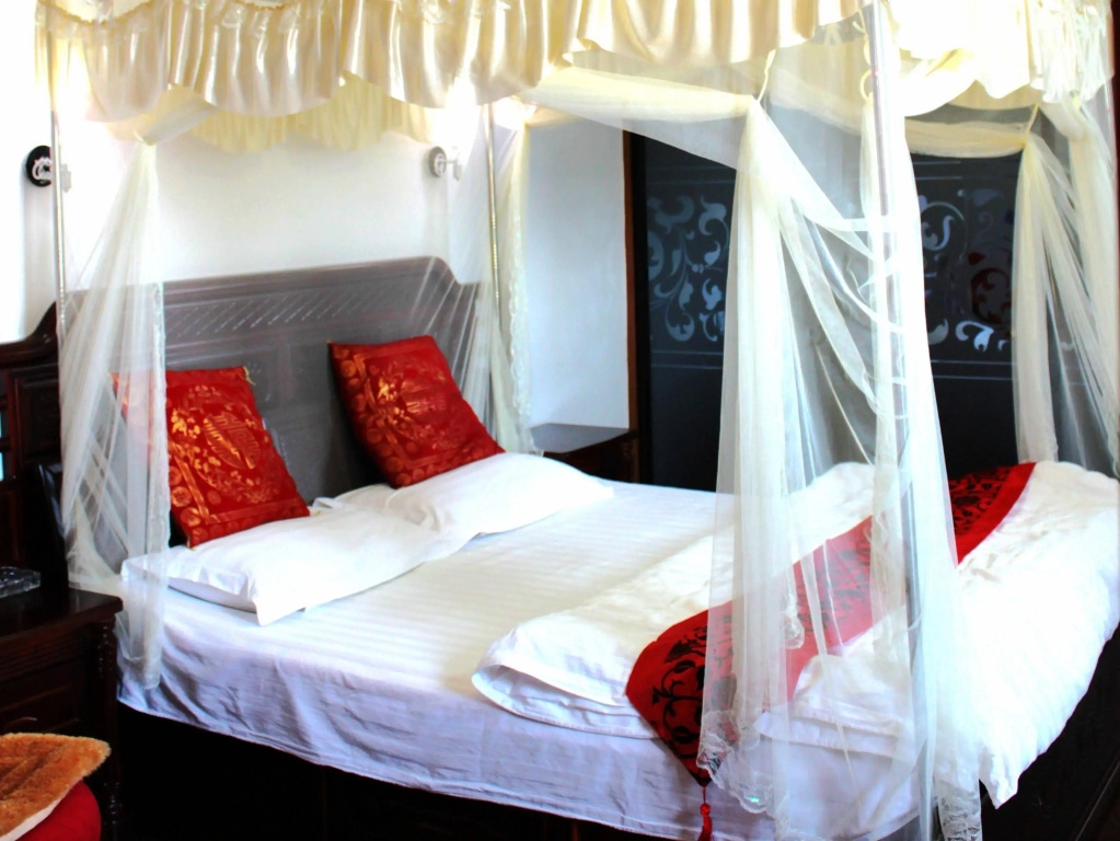 Wuzhen Bridge River Home Inn