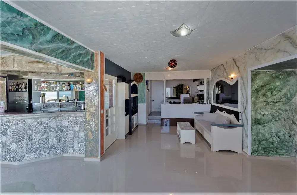 2 Bed Apartment - Sleeps 8 - Pool Patio Views