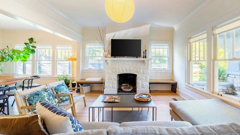 Southern Charm, Backyard Firepit, Outdoor Dining, Mins to Downtown Chapel House by Avantstay
