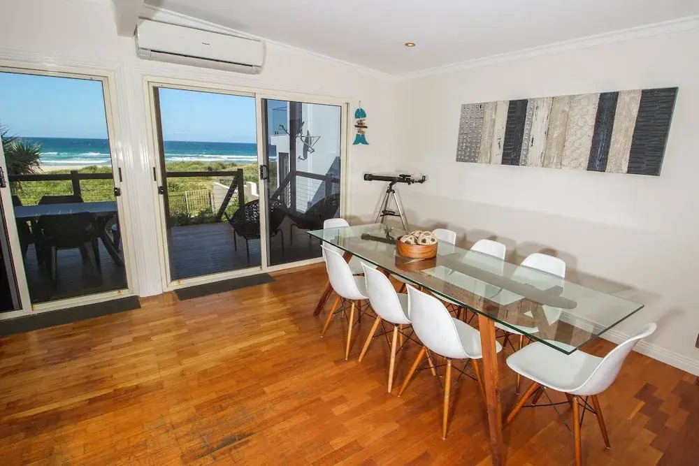 T E Peters Waterfront Holiday Home