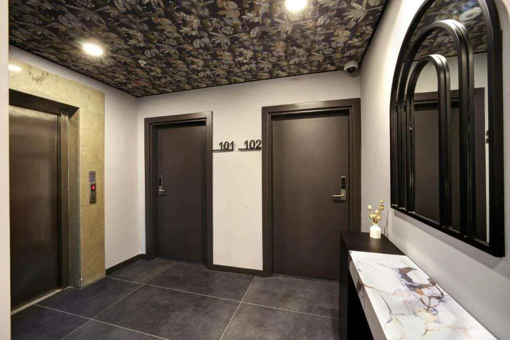 Second Suit Hotel