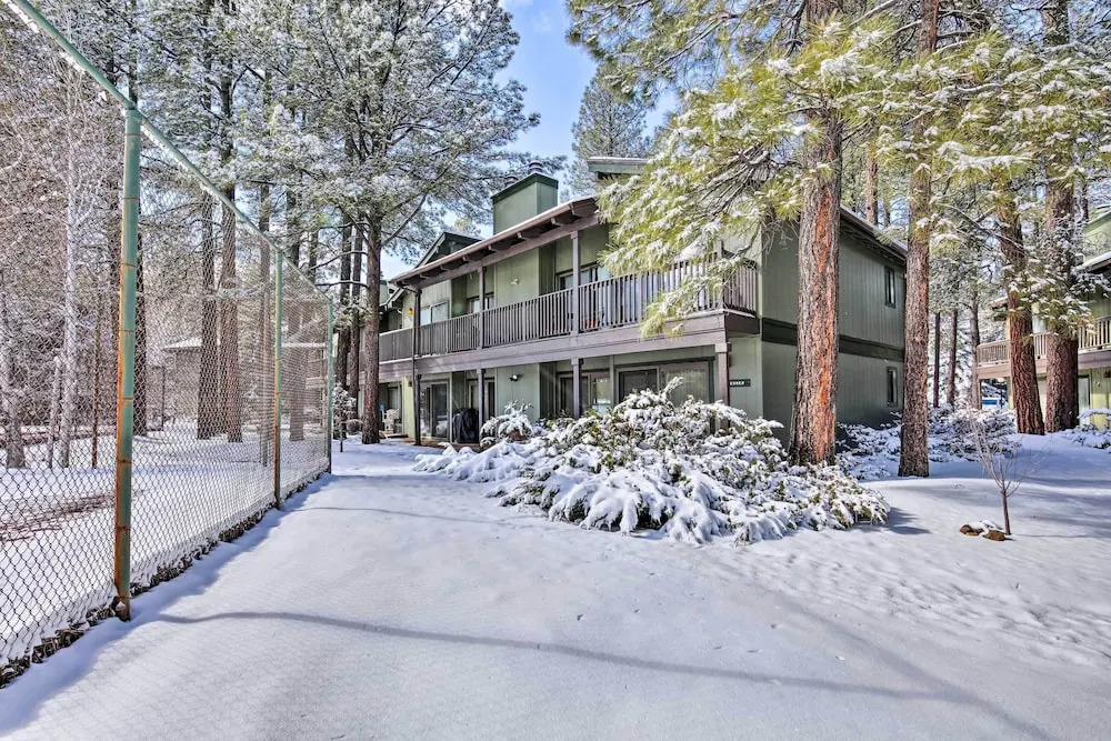Steps to Golf Course: Condo w/ Grill in Pinetop!