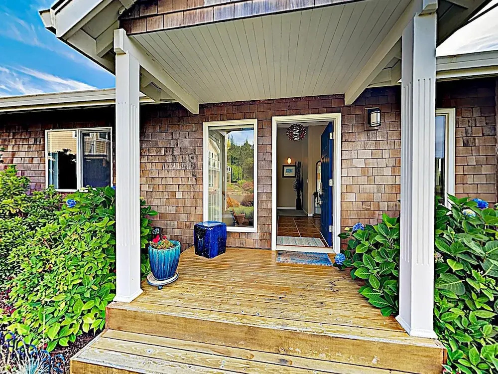 Stunning Coastal Getaway W/ Firepit, Walk To Beach 3 Bedroom Home