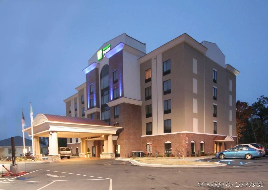 Holiday Inn Express Hotel & Suites Hope Mills-Fayetteville Airport by IHG