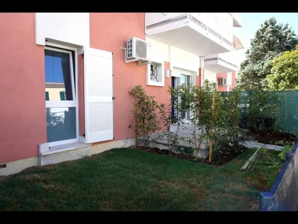 Apartment With Private Garden