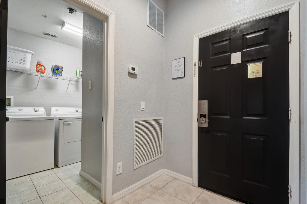 Bahama Bay New Modern 2 Bedroom, patio sleeps 6, Davenport, US