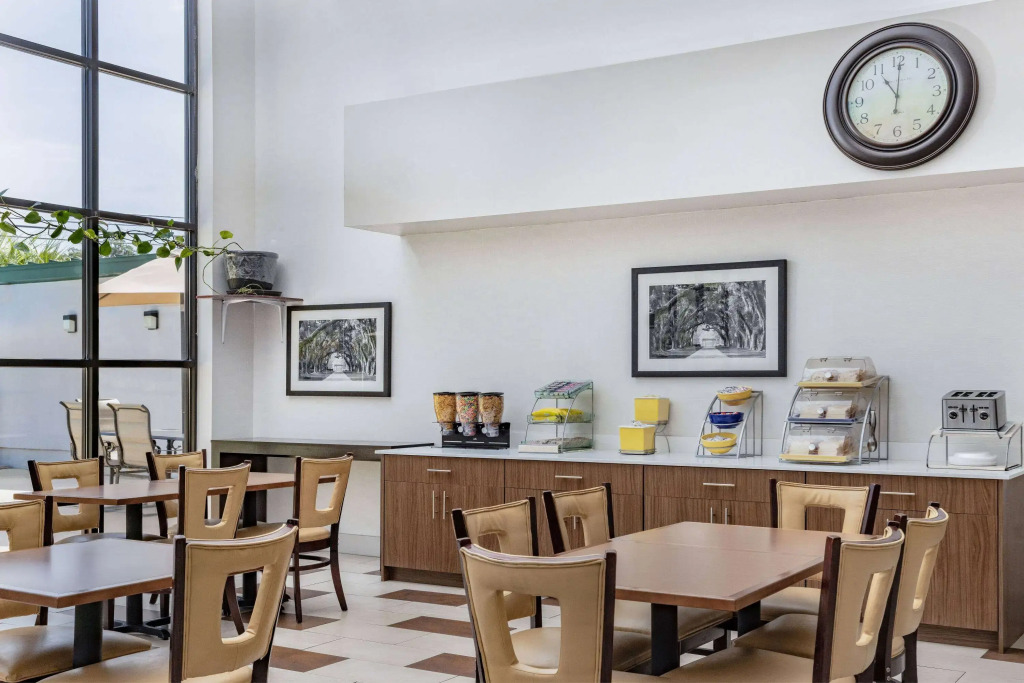 Days Inn & Suites by Wyndham Savannah Midtown