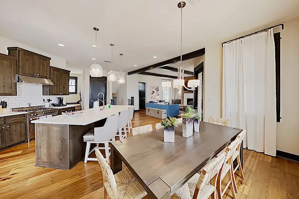 The Reserve: Lakefront Paradise W/ Private Hot Tub 4 Bedroom Home